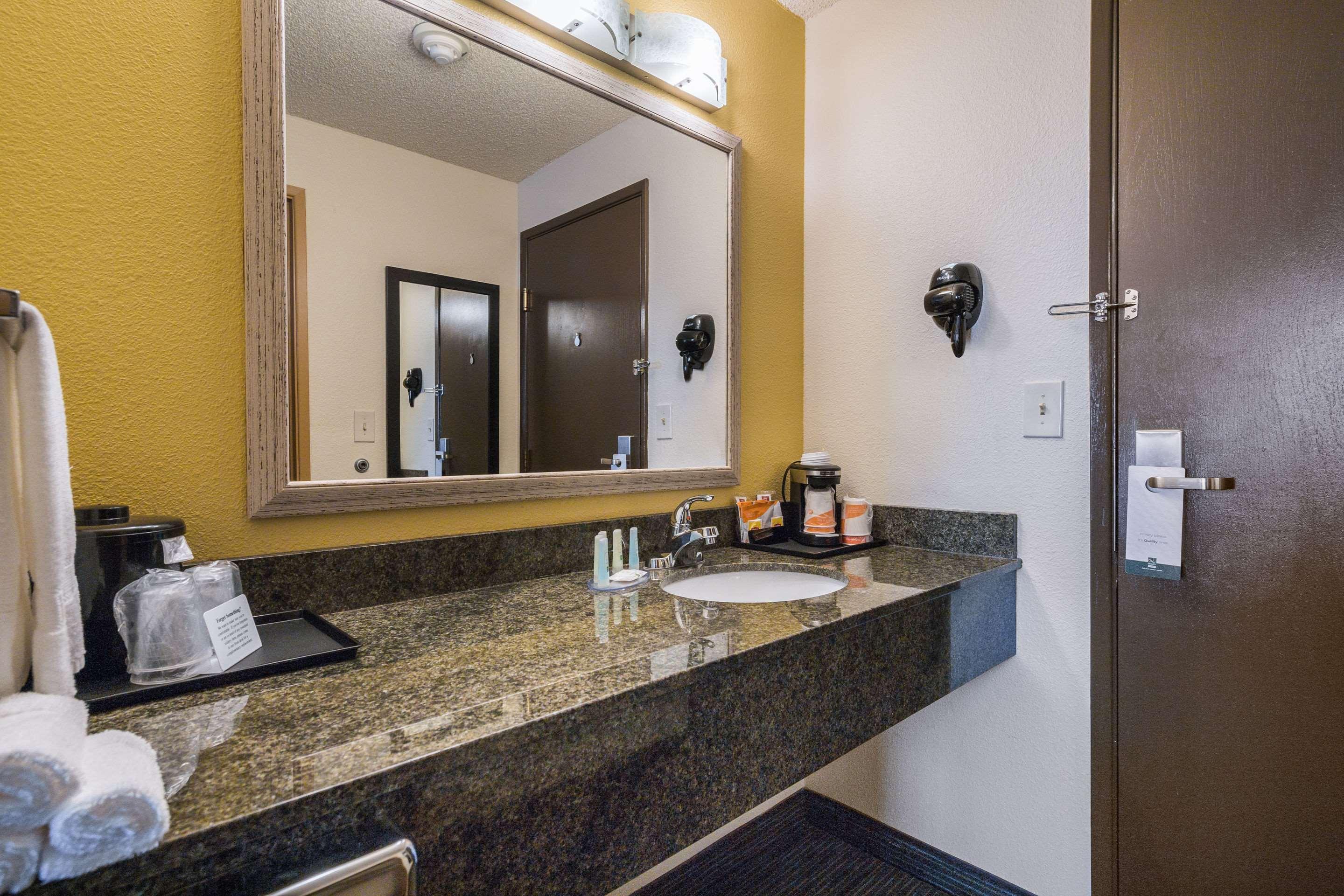 Quality Inn & Suites Silverdale Bangor-Keyport Exteriör bild