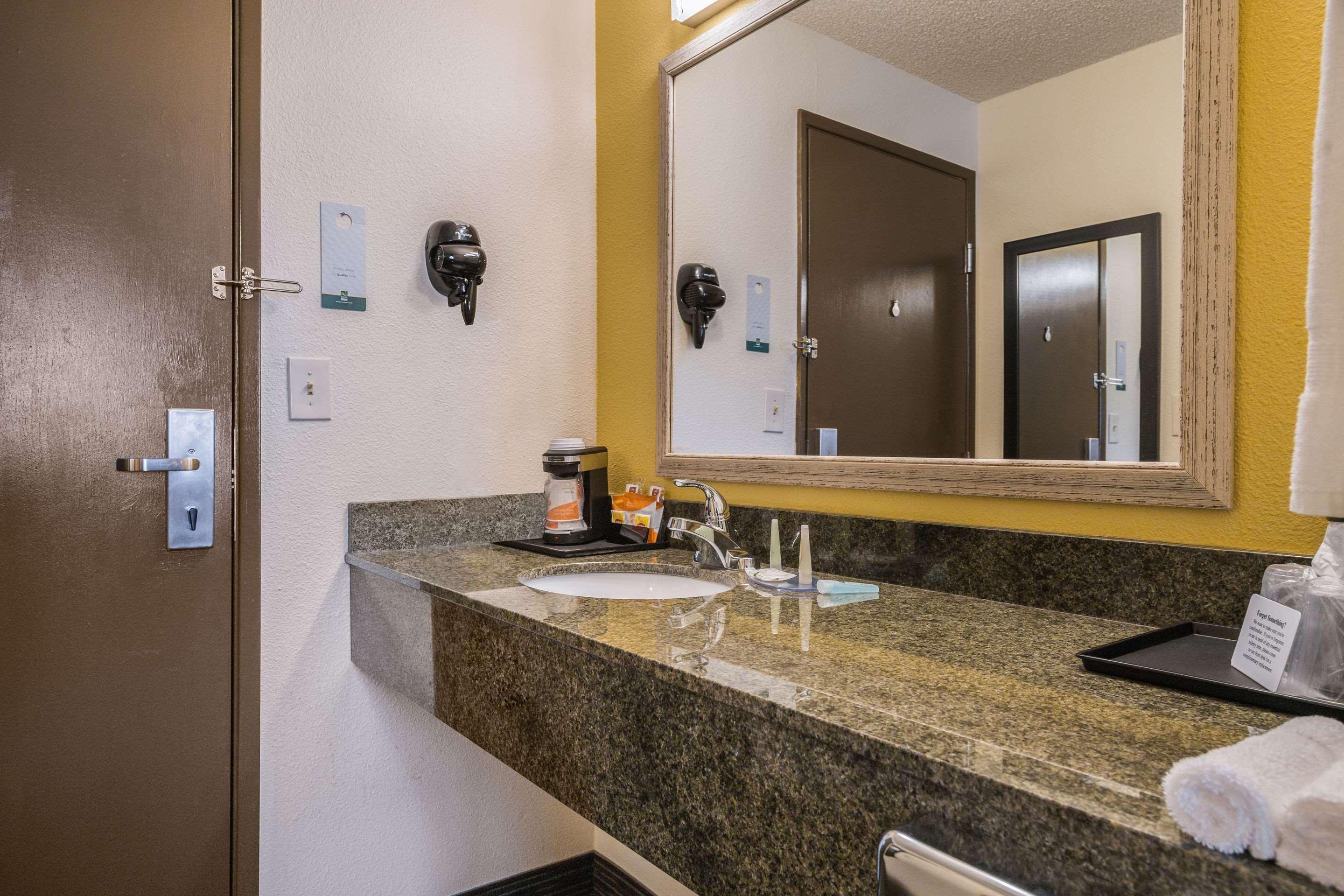 Quality Inn & Suites Silverdale Bangor-Keyport Exteriör bild
