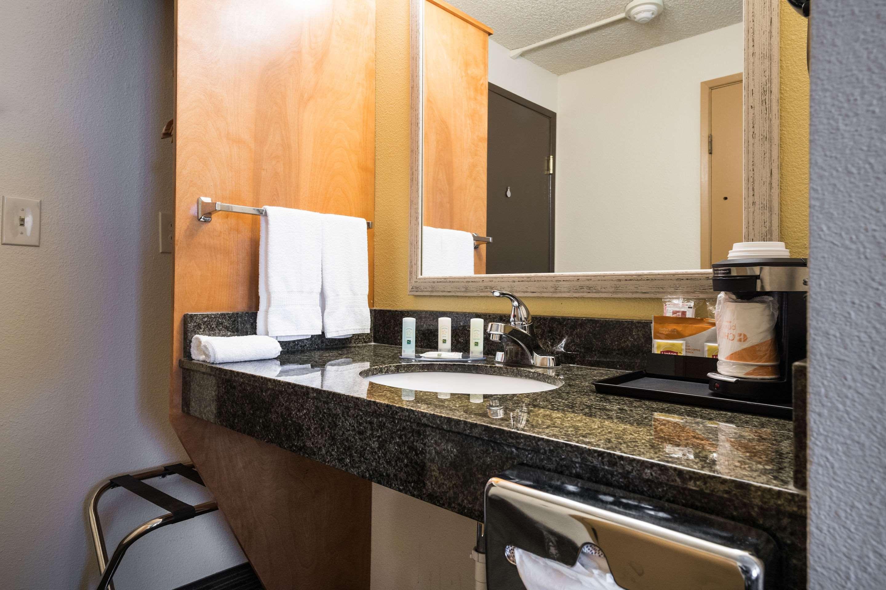 Quality Inn & Suites Silverdale Bangor-Keyport Exteriör bild