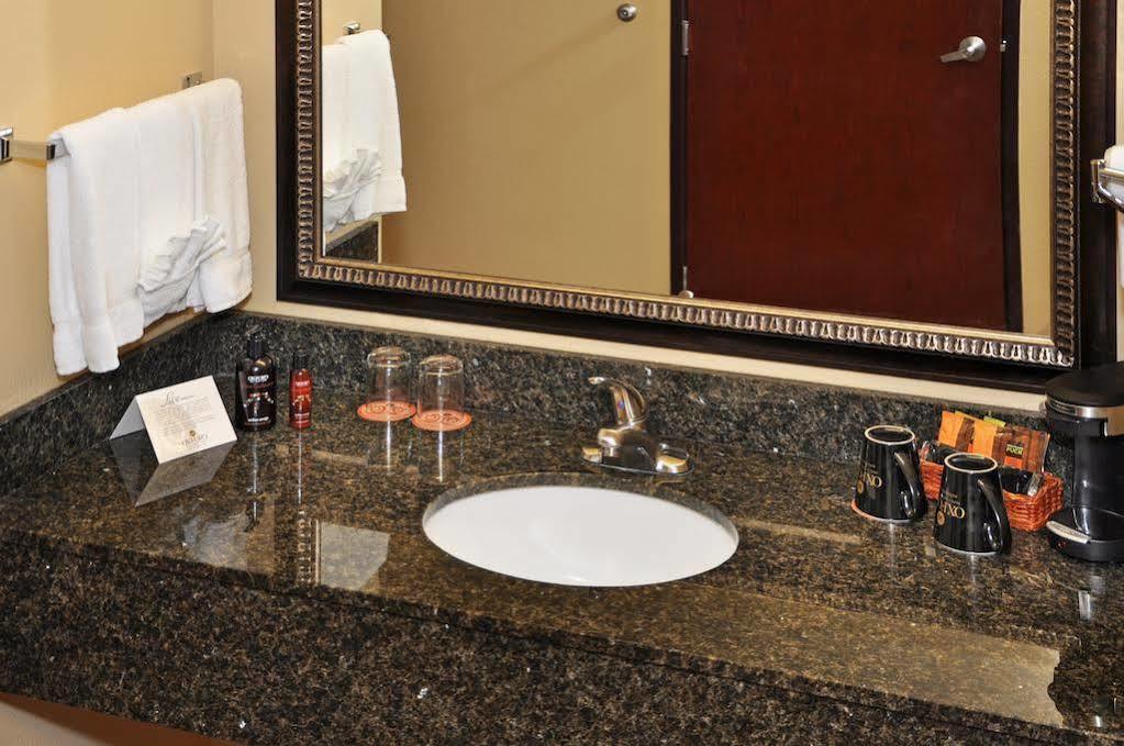 Quality Inn & Suites Silverdale Bangor-Keyport Exteriör bild